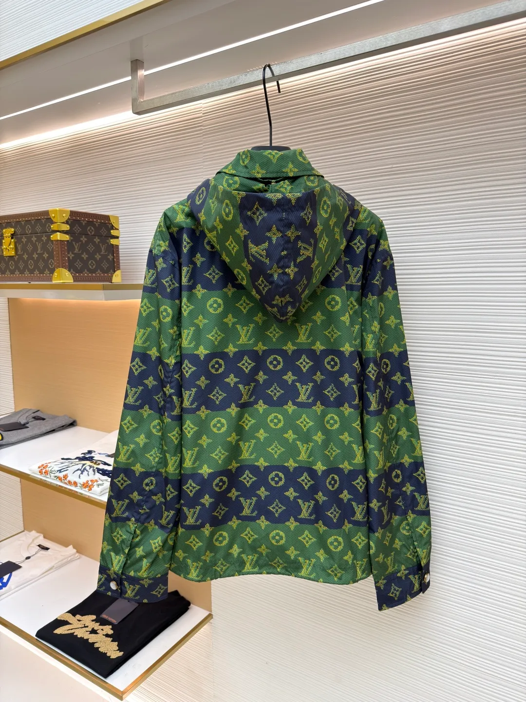 LOUIS VUITTON contrasting color presbyopic hooded jacket ●Original version: purchased and developed by 24386 ●Item number: 1681295-B60 ●Material: polyester fiber fabric ●Technology: printing production ●Color: blue and green color matching ●Version: fitted version ●Weight: about 510 grams ●Size: 46-48-50-52 ●Description: When classic Monogram presbyopia meets contrasting stripes, this LV jacket instantly ignites the trend! The collision of green and navy is full of tension, the presbyopia logo all over the floor shows the pedigree of the luxury brand, and the hooded design takes into account both style and practicality. Whether you are going out on the street or socializing in luxury, it can make you stand out from the crowd in one second. It is an excellent choice for advanced wear for presbyopia lovers. Wear it and you will be a walking fashion hormone. The overall wiring is straight and delicate, the fabric is comfortable and soft, and the color is consistent without color difference. It can be matched with the same style to create a fashionable look and control various occasions. Customized accessories, complete with three standards, same style for men and women!